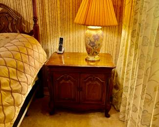 OTHER THOMASVILLE NIGHTSTAND/SIDE TABLE & PORCELAIN FLORAL LAMP