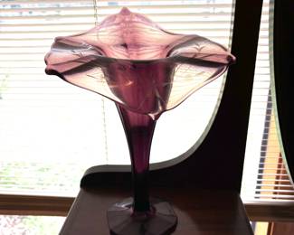 JACK-IN-THE-PULPIT SHAPED AMETHYST TULIP FLORAL ETCHED BASE ON HEXAGON STEM