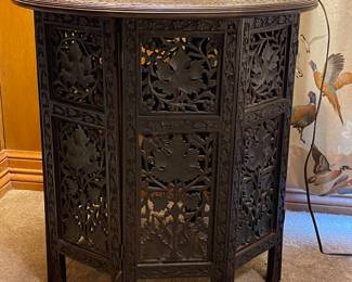 VINTAGE ASIAN HANDCARVED COLLAPSIBLE ACCENT TABLE