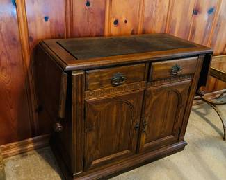 MID CENTURY ETHAN ALLEN ROYAL CHARTER OAK DROP LEAF JACOBEAN SIDEBOARD WITH BLACK GRANITE INSERT