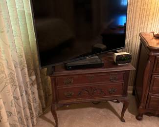 HISENSE TV, VINTAGE ACCENT TABLE