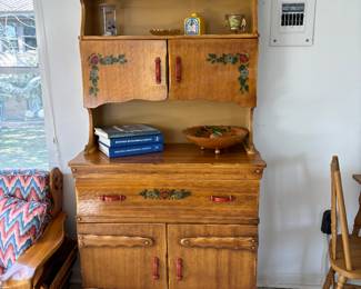 MONTEREY STYLE HUTCH