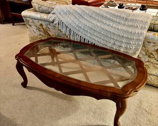GLASSTOP LATTICE STYLY COFFEE TABLE WITH QUEEN ANN LEGS