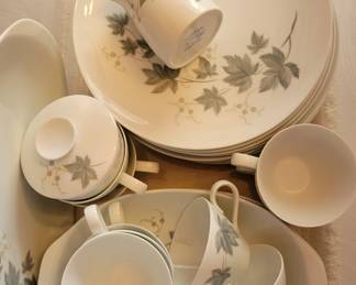 Noritake Wild Ivy dish set