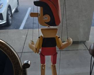 Hés a wooden boi!!! Pinocchio ventriloquist