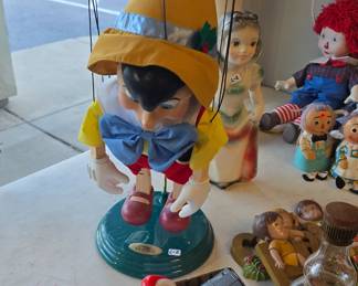 Hés a wooden boi!!! Pinocchio ventriloquist