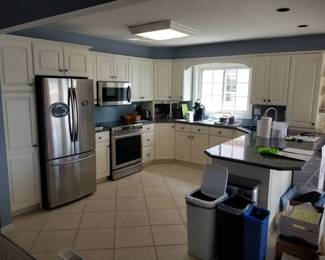 Large U-shaped kitchen with plenty of upper & lower cabinets