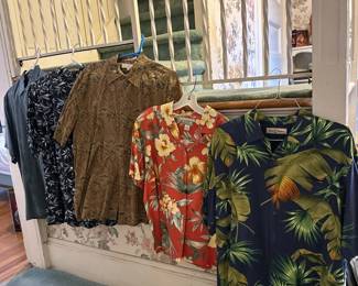 (5pc) Men’s Patterned Shirts | Men's short-sleeve Hawaiian patterned and paisley patterned shirts. 
Size: Men’s Medium (all shirts)
