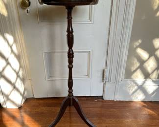 Pedestal Plant Stand | Vintage Georgian style mahogany plant/fern stand on tripod base with round top. - h. 36 x dia. 13 in
