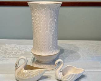(3pc) Lenox & Belleek Items | Lenox vase : 9.75"H
Belleek swan: 5"W x 3.5"H. Unmarked swan: 4"W. x 3"H
