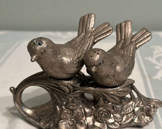 (5pc) Lovebirds Salt & Pepper Shaker | Vintage pewter or silver plate "Lovebirds" salt & pepper shaker and carving utensils. 