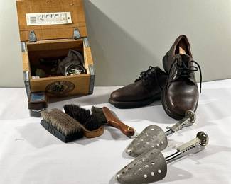 Men's Shoe Shine Kit | Johnston & Murphy men’s shoes and shoe shine set; Shoe shine supplies are not new. Size: Men's 8.5M
