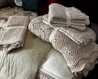 Beautifuly crocheted bedspread, pillow shamps and Valence