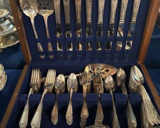 Wm Rogers Flatware - Service for 16