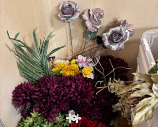 Assortment of artificial flowers of good quality,...nosegays, garlands, individual stems