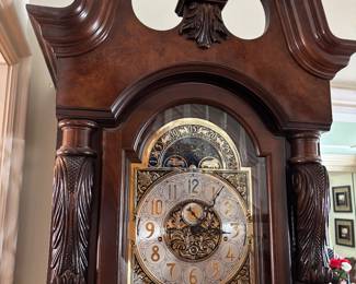 Howard Miller Grandfathers Clock. 3 Chimes. 8'X2'  Have packing for pendulum and weights and set up instructions.  Keeps excellent time.