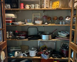 Tupperware, Cast iron, Pyrex & various other kitchen items