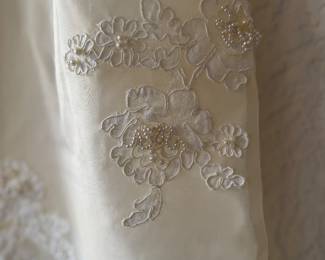 Silk Taffeta & Lace Wedding Dress with Detachible Train. Size Small. Photo 4 of 5.