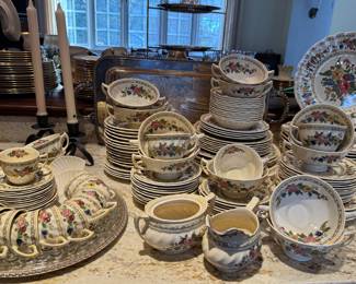 Royal Doulton "The Cavendish" China Pattern. 95+ Pieces. Photo 3 of 3.