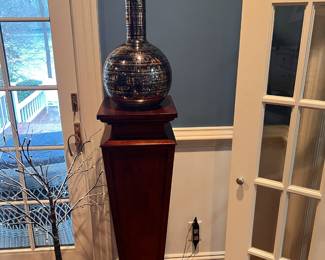 Large pedestal and Egyptian gold painted on glass