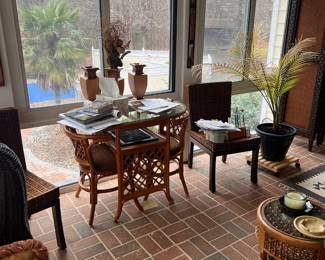 Lovely small table, great for your New York City apartment