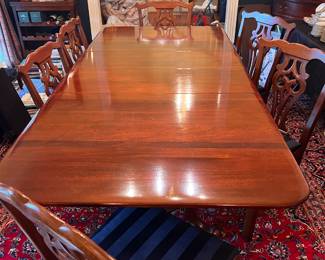 Lovely dining room table with leaf and pads