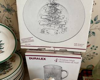 Set of 4 Duralex Christmas Tree Cake Dessert Plates & Mugs Les Verreries DeSaint-Gobain