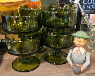 Nouveau Green by Colony Pedestal Dessert Bowls