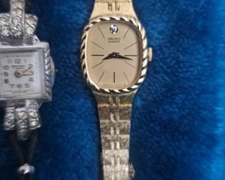 Vintage Seiko Watch Women Gold Tone Gold Dial 17mm Rectangle 1400-5349 