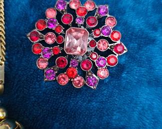 Flower Purple Red Fuchsia Rhinestone LIZ CLAIBORNE Vintage Gold Brooch M-0660*