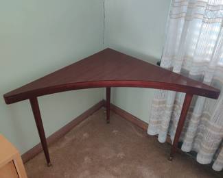 MCM corner table