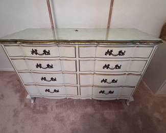 Beautiful dresser w Mirror. Need to attach