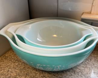 Vintage Pyrex nested mixing bowls