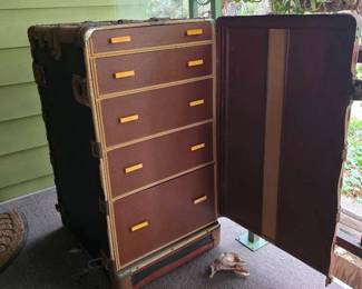 TW149VVintage travel trunk