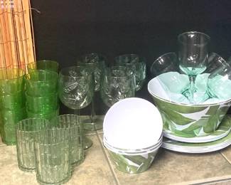 TW176Tiki Plastic Partyware