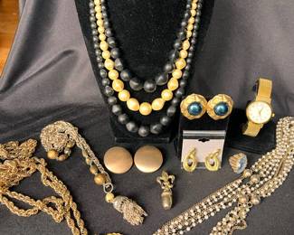 TW154Vintage Glam Costume Jewelry