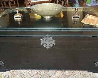 TW160VVintage Thomasville 2Drawer Coffee Table With Antique And Vintagr Decor