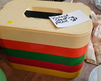 VINTAGE STACKING PICNIC SET