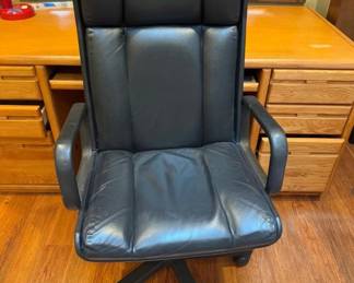 114 BlackLeatherExecutiveOfficeChairSwivelBaseArmrests
