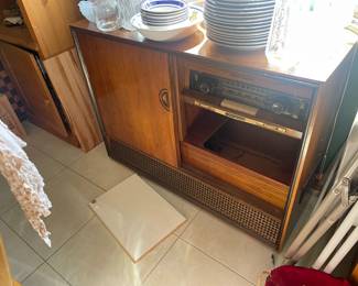 This is an old-fashioned vintage hi-fi/radio would make a great bar space for hanging glasses and alcohol