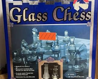 Lot 154 | Glass Chess Set Chessboard & Pieces