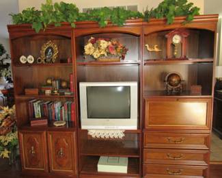 Nice 3 piece unit. Great item to upcycle!