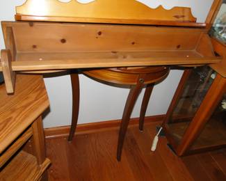 The table holding the shelves