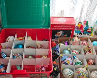 Many unique Christmas ornaments 