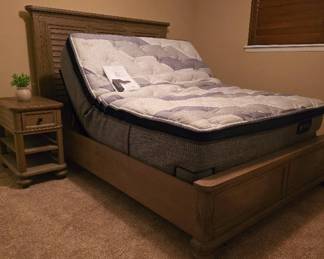 Like-new adjustable iComfort bed - Forest Park from Haverty's