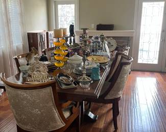 Large Dining room table with extra leaf and chairs 