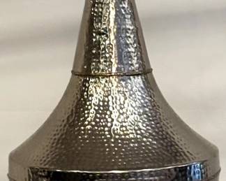 1266 - Hanging Light 20" You are buying a used as-is electric/electronic item. We do not guarantee all components are present, and if it is not expressly stated, it is untested.