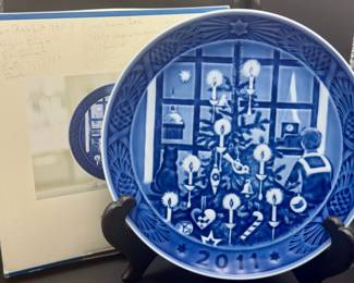 2011 Royal Copenhagen “Waiting for Santa Claus” Christmas Plate with box and booklet