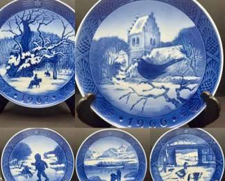 (5) Vintage 1960s Royal Copenhagen Christmas Plates
1969 Royal Copenhagen CHRISTMAS PLATE "In the Old Farmyard" GEESE Denmark
Vintage 1968 Royal Copenhagen ”last umiak'' annual Christmas collection plate
1965 Royal Copenhagen Christmas Plate "Little Skaters" by Kai Lange
Royal Copenhagen 1966 Blackbird At Christmas Time Porcelain Collector Plate; 7"
 Royal Copenhagen 1967 Christmas Plate The Royal Oak Kai Lange Kongeegen Denmark
SHIPPING -
MINIMUM HANDLING FEE $10.25