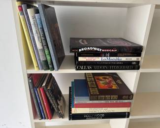 (20) Hardcover Books Feat - Broadway Musicals And Les Miserables
Includes Gone with the Wind VHS collectors edition. Also included but not limited to a A String Too Short to be Saved, The Dark is Rising, Tasha's Tudors Garden, Hollywood Musicals, Vanity Fair, Pictoral History of Gone With the Wind, and more.